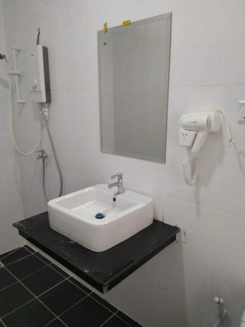 Standard Twin Room | Bathroom | Shower, free toiletries, hair dryer, slippers