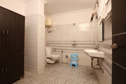 Suite Room | Bathroom | Shower, rainfall showerhead, free toiletries, slippers