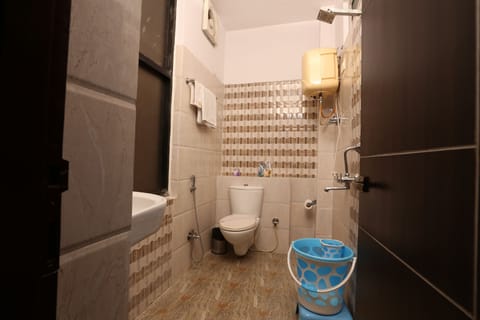 Executive Room | Bathroom | Shower, rainfall showerhead, free toiletries, slippers