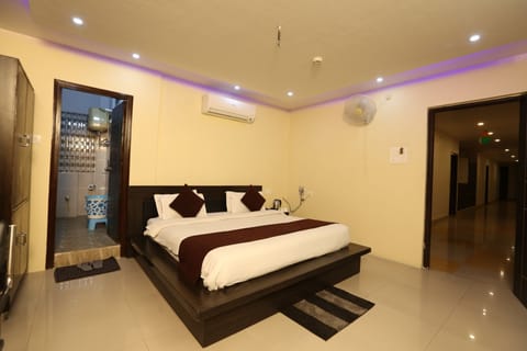 Executive Room | Bathroom | Shower, rainfall showerhead, free toiletries, slippers