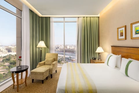 Superior Room, 1 King Bed, Smoking | In-room safe, desk, laptop workspace, blackout drapes