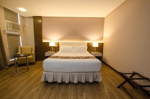 Premium, Suite Queen | In-room safe, desk, iron/ironing board, free WiFi