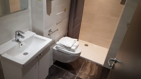 Double Room | Bathroom | Free toiletries, hair dryer, towels, soap