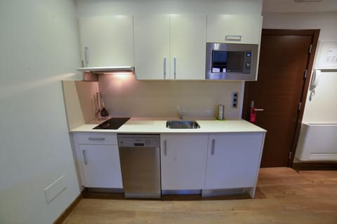 Studio | Private kitchen | Fridge, microwave, stovetop, dishwasher