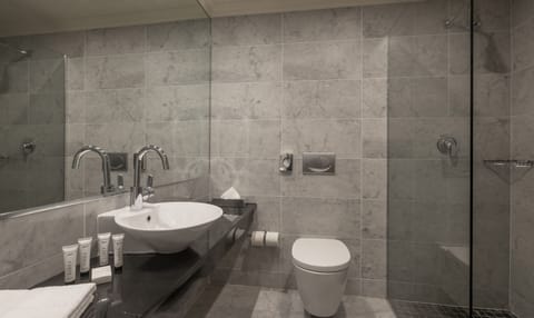 Classic Twin Room | Bathroom | Combined shower/tub, hair dryer, towels