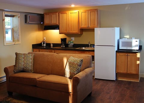 Studio Suite, Non Smoking, Kitchen | Private kitchenette | Full-size fridge, stovetop, coffee/tea maker, cookware/dishes/utensils