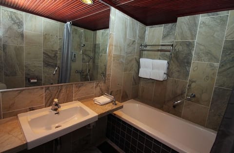 Suite | Bathroom | Combined shower/tub, free toiletries, hair dryer, bidet