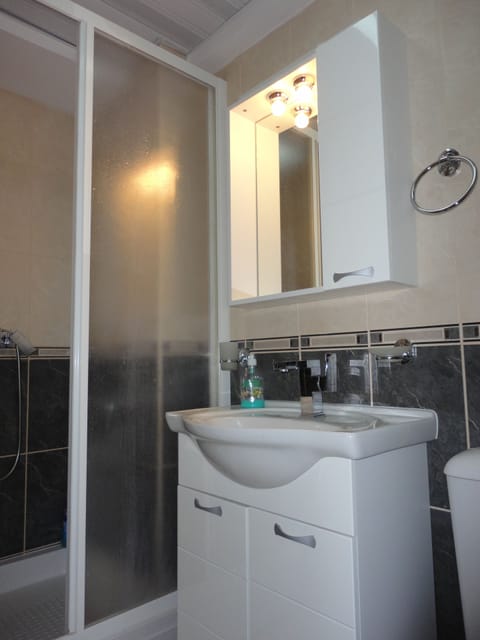 Standard Double or Twin Room | Bathroom | Deep soaking tub