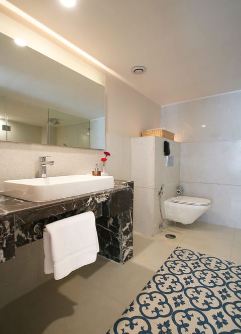 Executive Suite | Bathroom | Shower, free toiletries, bathrobes, slippers