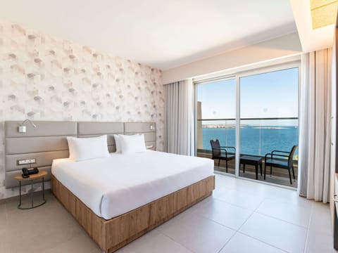 Suite, 1 King Bed, Sea View | Hypo-allergenic bedding, in-room safe, desk, laptop workspace