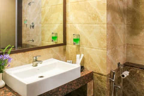 Classic Room | Bathroom | Shower, free toiletries, towels