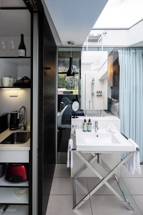 Gondola Double Room | Bathroom | Eco-friendly toiletries, hair dryer, bathrobes, slippers