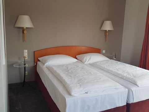 Basic Double Room | Desk, laptop workspace, iron/ironing board, free WiFi