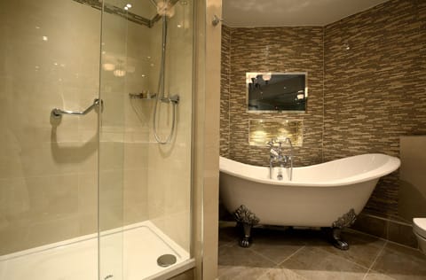 Suite (Belgrave and the cavendish) | Bathroom | Combined shower/tub, designer toiletries, hair dryer, bathrobes