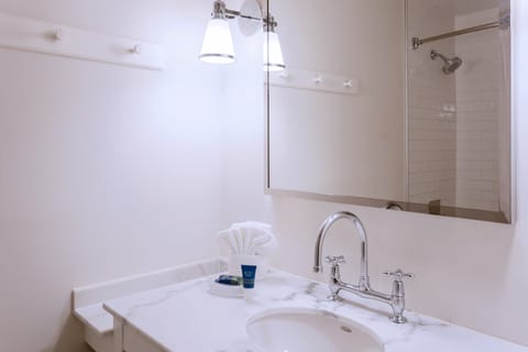 Combined shower/tub, free toiletries, hair dryer, towels