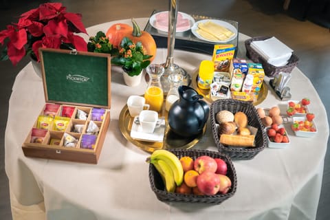 Daily continental breakfast (EUR 10 per person)