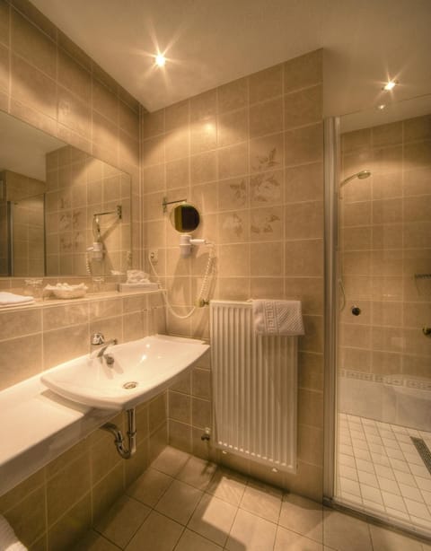 Triple Room | Bathroom | Shower, free toiletries, hair dryer, towels