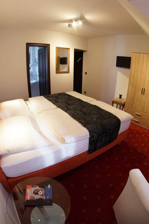 Standard Double Room | Desk, free cribs/infant beds, free WiFi, bed sheets