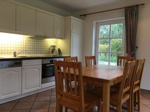 Condo, 2 Bedrooms, Ground Floor (1) | In-room dining