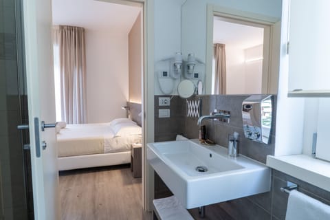 Elite Double or Twin Room, Balcony, Garden View | Bathroom | Shower, free toiletries, hair dryer, bidet