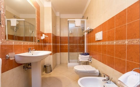 Suite | Bathroom | Shower, hair dryer, bathrobes, slippers