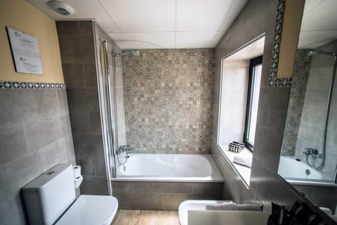 Junior Suite, Terrace | Bathroom | Shower, free toiletries, hair dryer, bidet