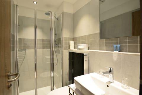 Single Room | Bathroom | Shower, rainfall showerhead, free toiletries, hair dryer