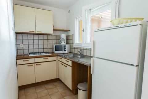 Apartment, Sea View (4 personnes) | Private kitchen | Cookware/dishes/utensils