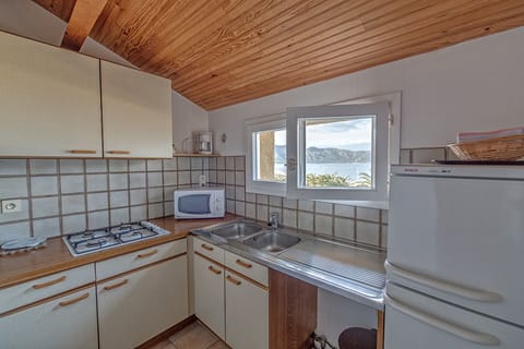 Apartment, Sea View (2 personnes) | Private kitchen | Cookware/dishes/utensils