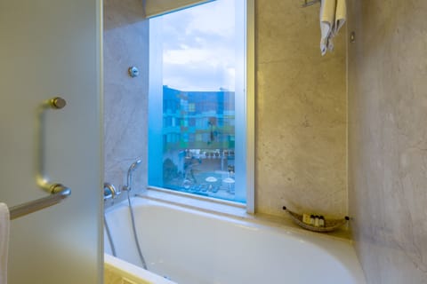 Premium Suite Pool View King Bed | Bathroom | Combined shower/tub, rainfall showerhead, free toiletries, hair dryer