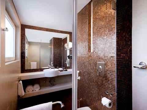 Executive Room, 1 King Bed | Bathroom | Eco-friendly toiletries, hair dryer, bathrobes, slippers