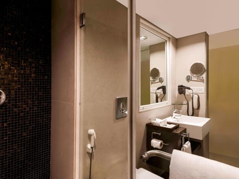 Executive Room, 1 King Bed | Bathroom | Eco-friendly toiletries, hair dryer, bathrobes, slippers