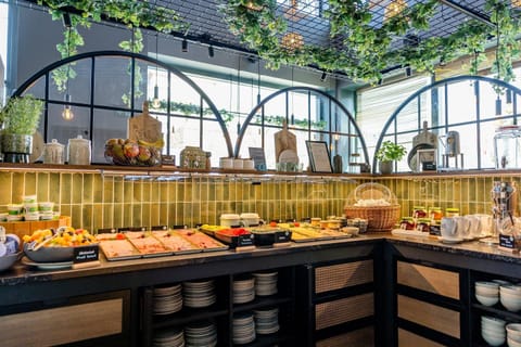 Daily buffet breakfast for a fee