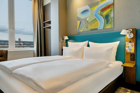 Desk, soundproofing, free WiFi, bed sheets