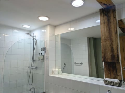 Deluxe Double or Twin Room, 1 King Bed | Bathroom | Combined shower/tub, deep soaking tub, free toiletries, hair dryer