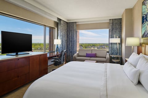 Junior Suite, 1 King Bed | Egyptian cotton sheets, premium bedding, in-room safe, desk