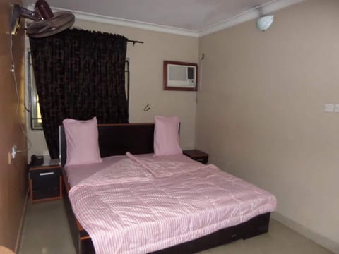 Executive Suite, 1 King Bed | Desk, free WiFi