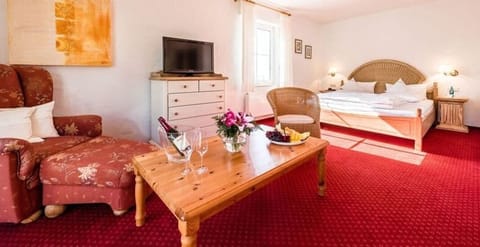 Comfort Double Room (im Gästehaus-Schulhaus 20 m entfernt) | 1 bedroom, individually decorated, individually furnished, desk