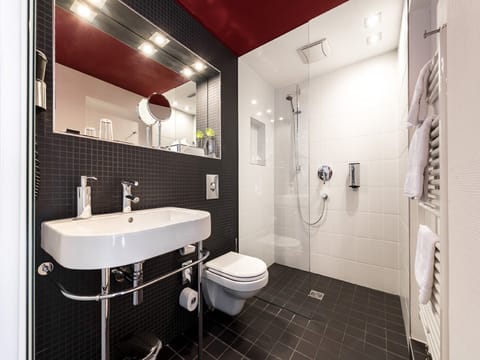 Superior Single Room (im Stammhaus) | Bathroom | Free toiletries, hair dryer, towels