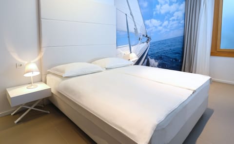 Double Room | In-room safe, desk, free cribs/infant beds, free WiFi