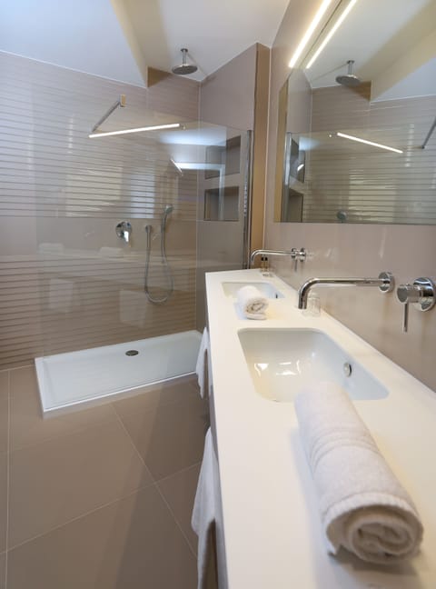 Deluxe Double Room | Bathroom | Shower, free toiletries, hair dryer, slippers