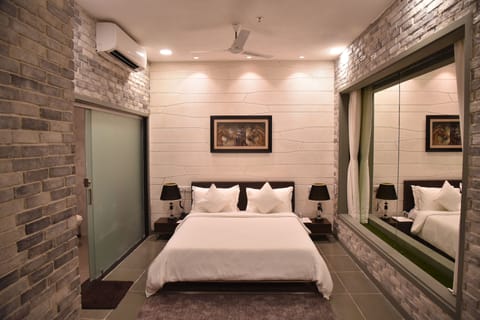 Executive Room, 1 King Bed | Premium bedding, minibar, in-room safe, desk