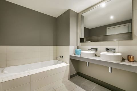 One Bedroom Apartment | Bathroom | Shower, free toiletries, hair dryer, towels