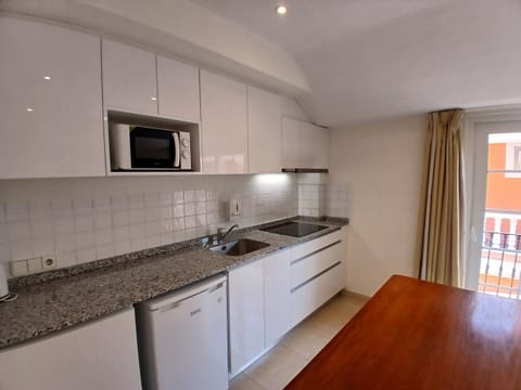 Apartment, 1 Bedroom | Private kitchen | Coffee/tea maker, electric kettle, griddle