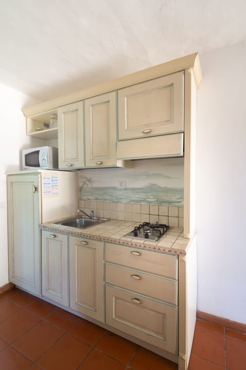 Standard Studio | Private kitchen | Fridge, microwave, stovetop, cookware/dishes/utensils