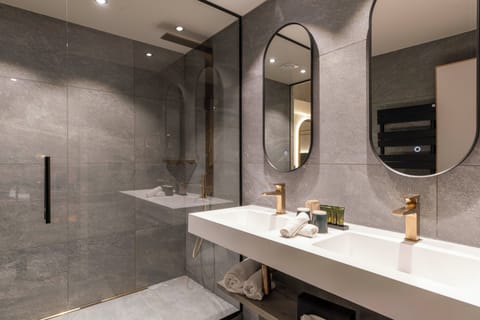 Junior Double Room | Bathroom | Free toiletries, hair dryer, bathrobes, towels