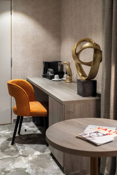 Junior Double Room | Minibar, in-room safe, desk, soundproofing