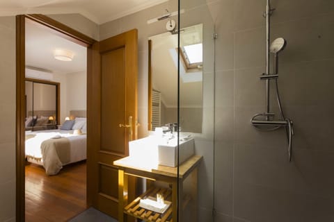 Double or Twin Room, Private Bathroom (2) | Bathroom | Shower, free toiletries, towels