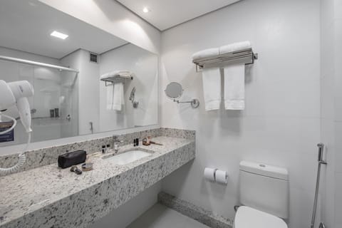 Luxo Twin - 2 Camas Solteiro | Bathroom | Shower, free toiletries, hair dryer, towels