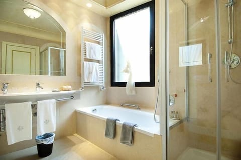 Superior Double or Twin Room | Bathroom | Bathtub, free toiletries, hair dryer, slippers